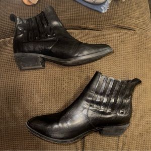 Size 9 yellow box black booties